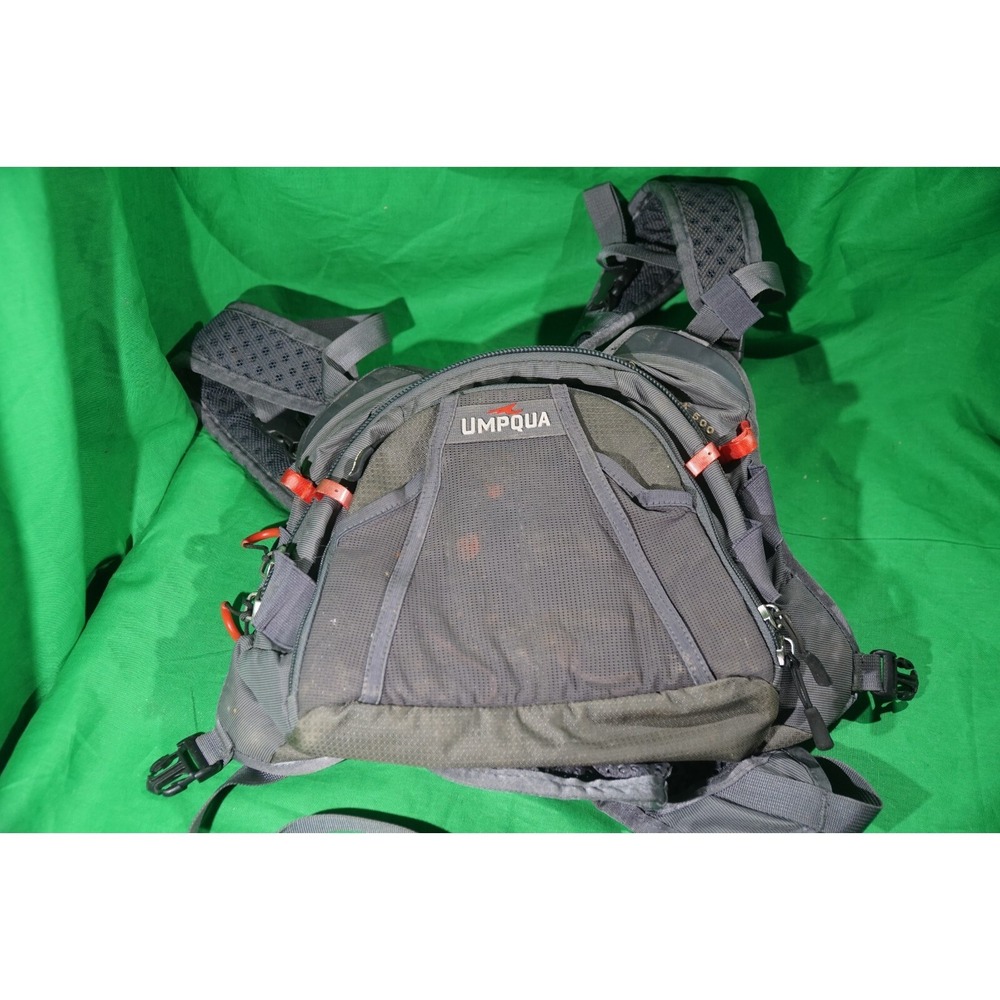 Umpqua Overlook 500 Fishing Bag Zipper Pockets Hiking Trail Travel
